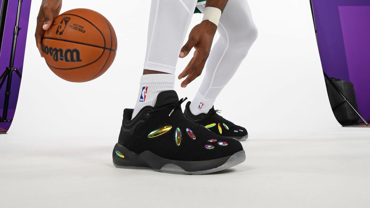 5 câu chuyện giày sneaker gây sốt nhất mùa giải NBA 2024-2025 Hinh anh 7: 5 cau chuyen giay sneaker gay sot nhat mua giai NBA 2024-2025