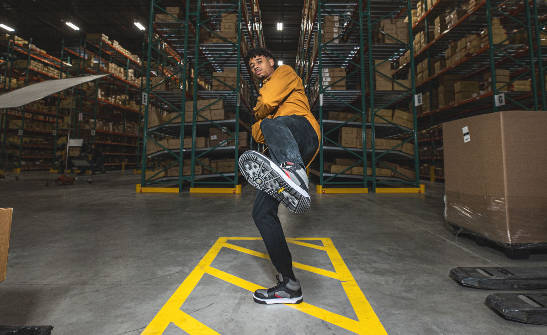 Keen Overton kết hợp sneaker cổ điển với giày lao động Hinh anh 4: Keen Overton ket hop sneaker co dien voi giay lao dong