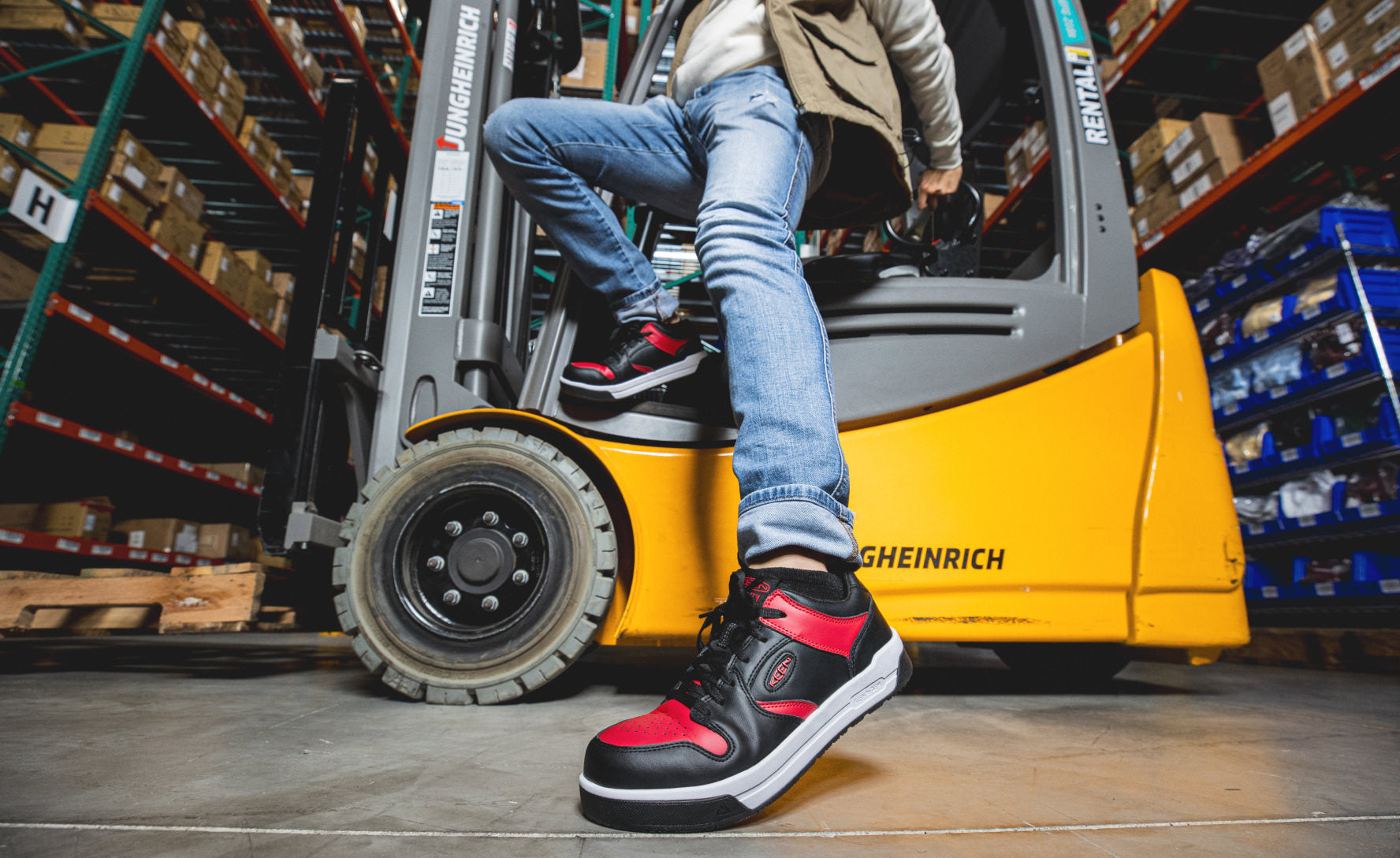 Keen Overton kết hợp sneaker cổ điển với giày lao động Hinh anh 1: Keen Overton ket hop sneaker co dien voi giay lao dong