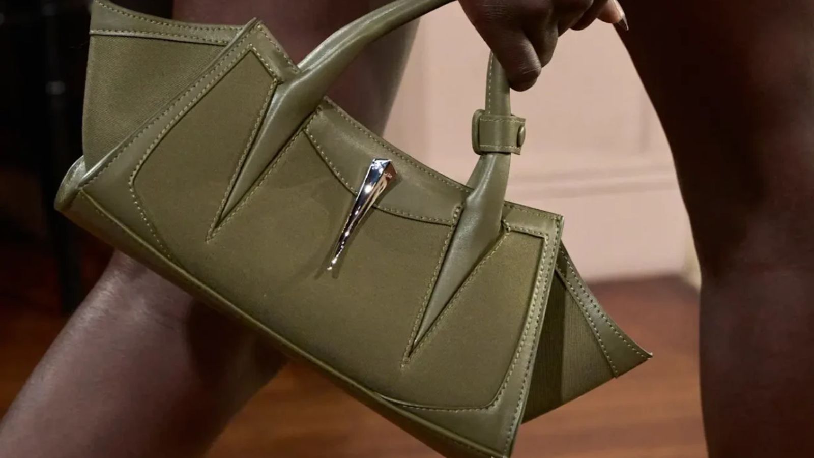 Điểm mặt 7 xu hướng túi xách nổi bật năm 2025 Hinh anh 12: Diem mat 7 xu huong tui xach noi bat nam 2025