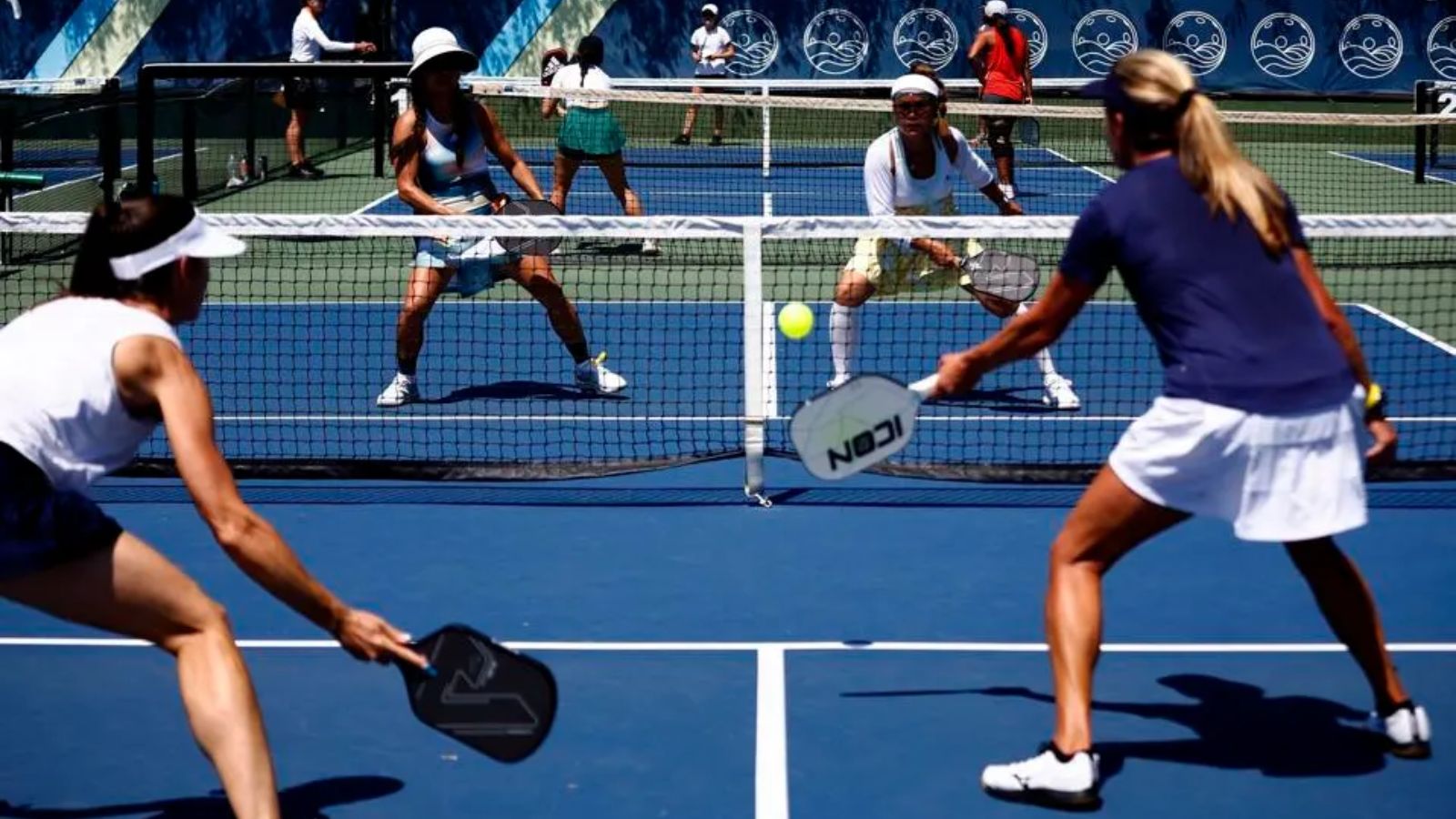 Luật chơi đôi Pickleball: Hướng dẫn chi tiết cho người mới Hinh anh 2: Luat choi doi Pickleball: Huong dan chi tiet cho nguoi moi