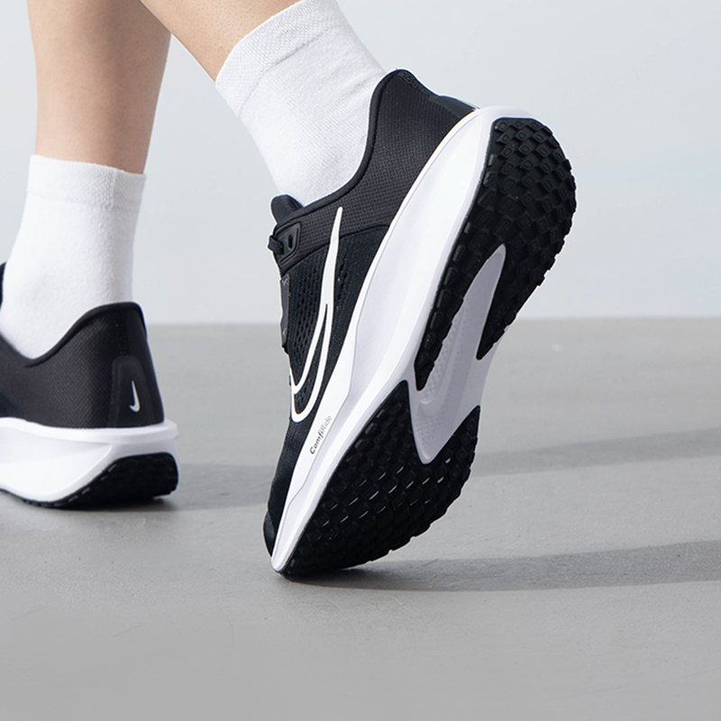 Giay Nike Quest 6 'Black White' FD6033-001