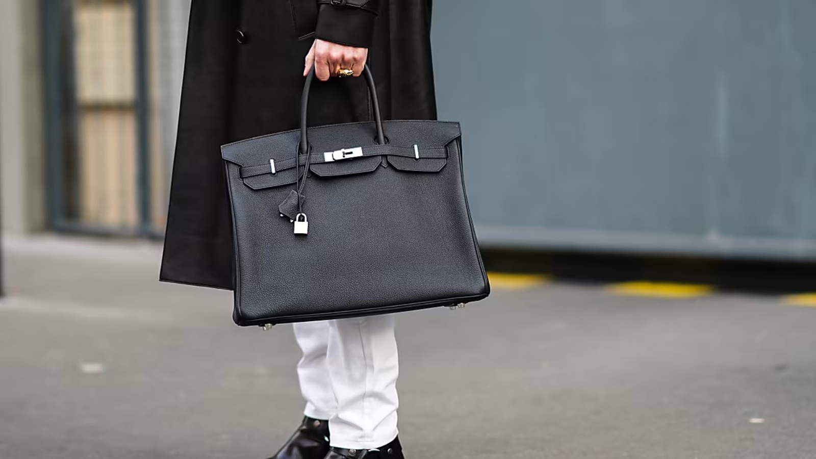 Suga và bộ sưu tập túi xách sang trọng: Từ Valentino đến Hermès Hinh anh 9: Suga va bo suu tap tui xach sang trong: Tu Valentino den Hermes