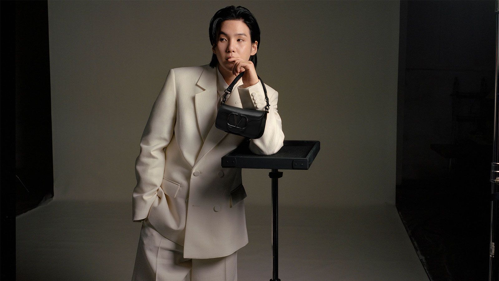 Suga và bộ sưu tập túi xách sang trọng: Từ Valentino đến Hermès Hinh anh 1: Suga va bo suu tap tui xach sang trong: Tu Valentino den Hermes