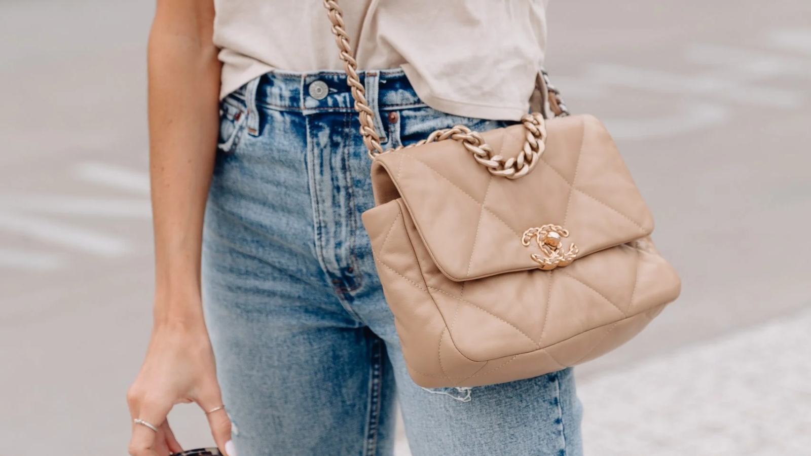 Chanel 19: Câu chuyện đằng sau chiếc túi biểu tượng Hinh anh 1: Chanel 19: Cau chuyen dang sau chiec tui bieu tuong