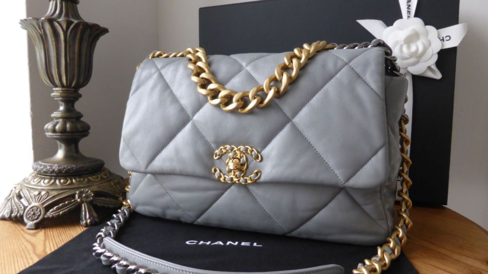 Chanel 19: Câu chuyện đằng sau chiếc túi biểu tượng Hinh anh 8: Chanel 19: Cau chuyen dang sau chiec tui bieu tuong