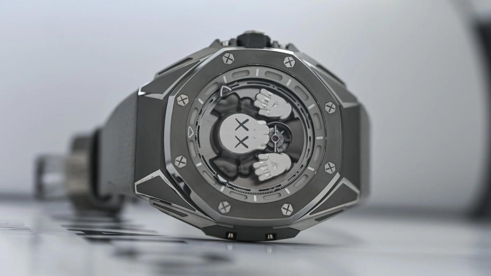 Kaws và Audemars Piguet ra mắt sản phẩm hợp tác gây chú ý Hinh anh 5: Kaws va Audemars Piguet ra mat san pham hop tac gay chu y