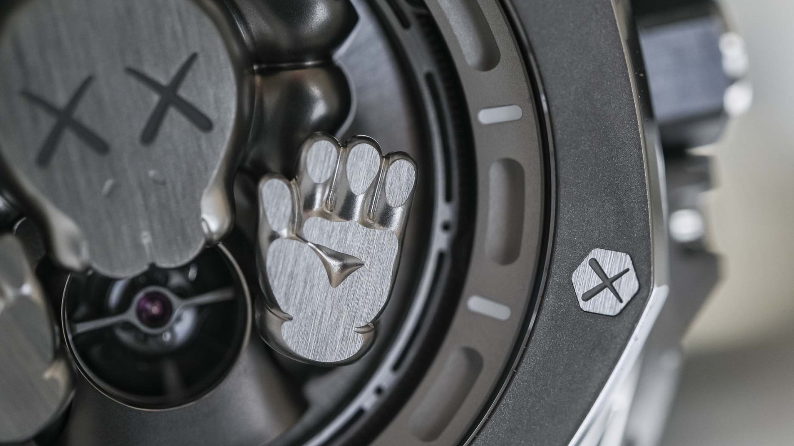 Kaws và Audemars Piguet ra mắt sản phẩm hợp tác gây chú ý Hinh anh 4: Kaws va Audemars Piguet ra mat san pham hop tac gay chu y