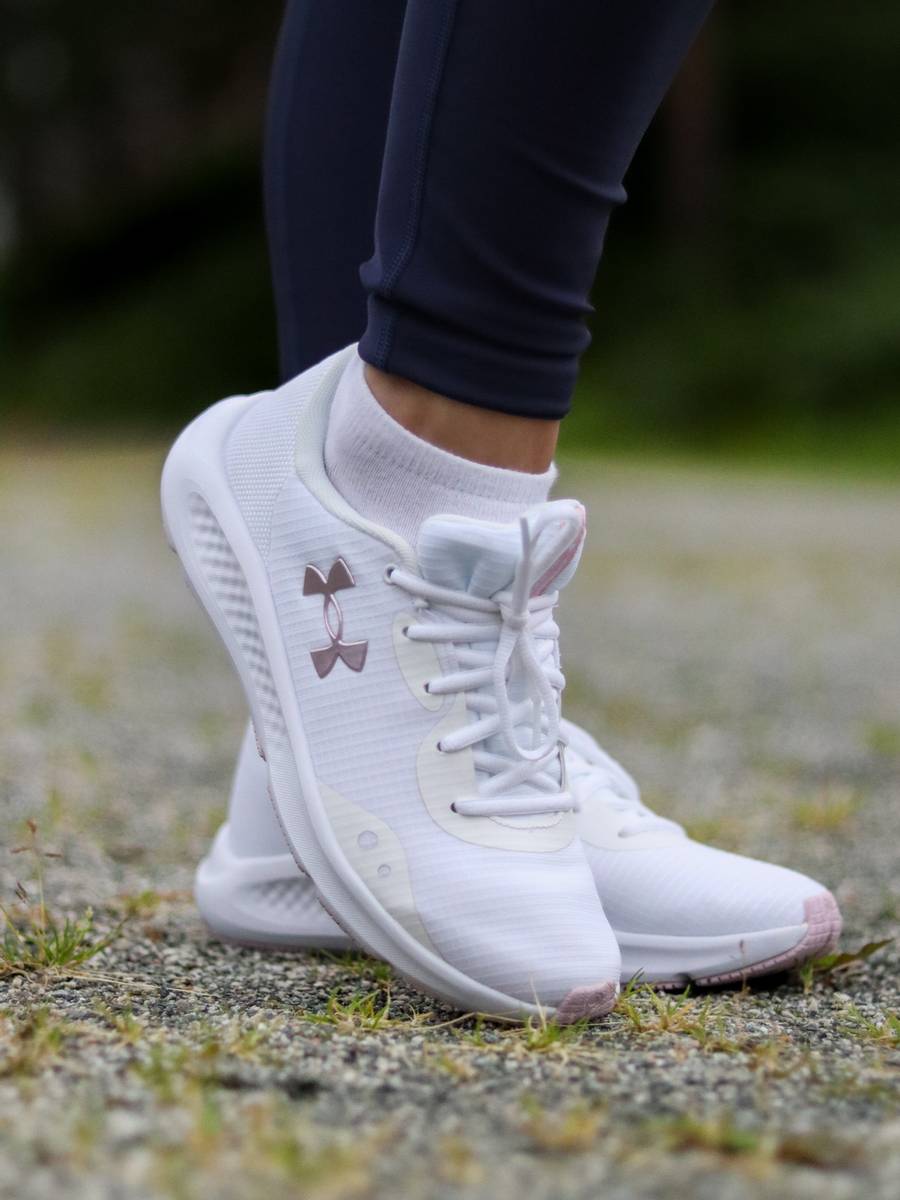 Charged Pursuit 3 đôi giày đi bộ của nhà Under có gì? Hinh anh 2: Charged Pursuit 3 doi giay di bo cua nha Under co gi?