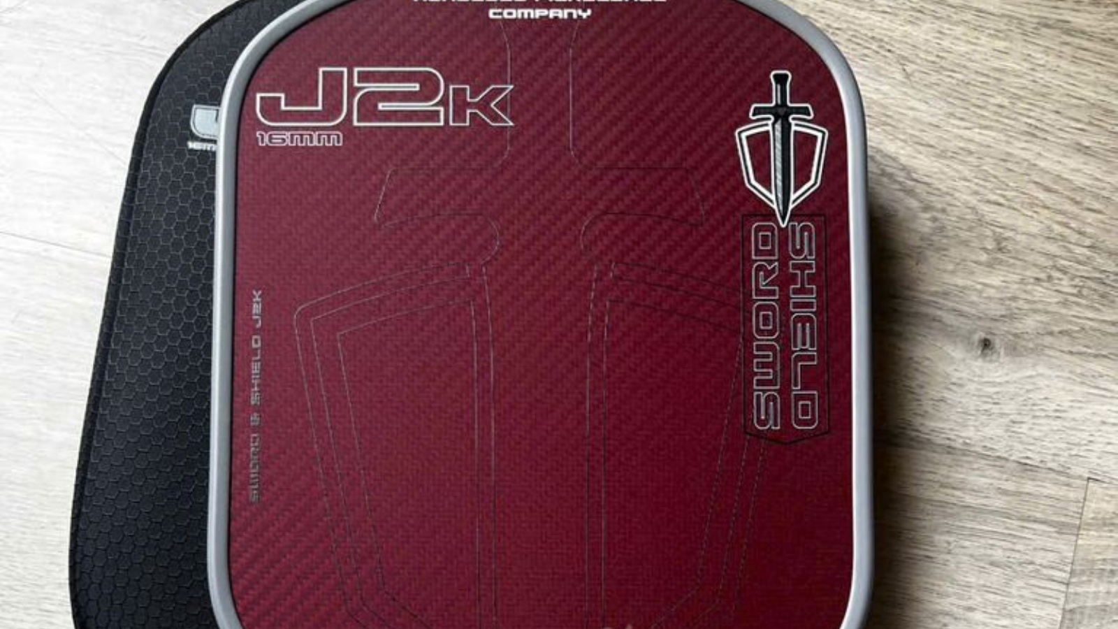 Vợt Honolulu J2K và J2Ti: Cân bằng giữa tấn công và kiểm soát Hinh anh 4: Vot pickleball Honolulu J2K va J2Ti voi thiet ke hybrid