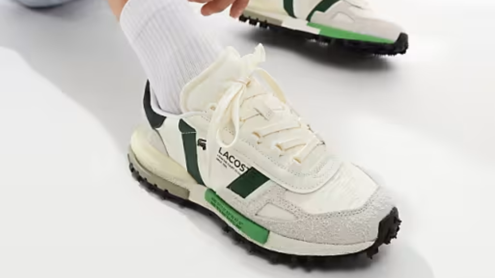 Hinh anh 4: Hinh anh giay Lacoste L003 Neo Shot the hien su ket hop giua the thao va thoi trang.