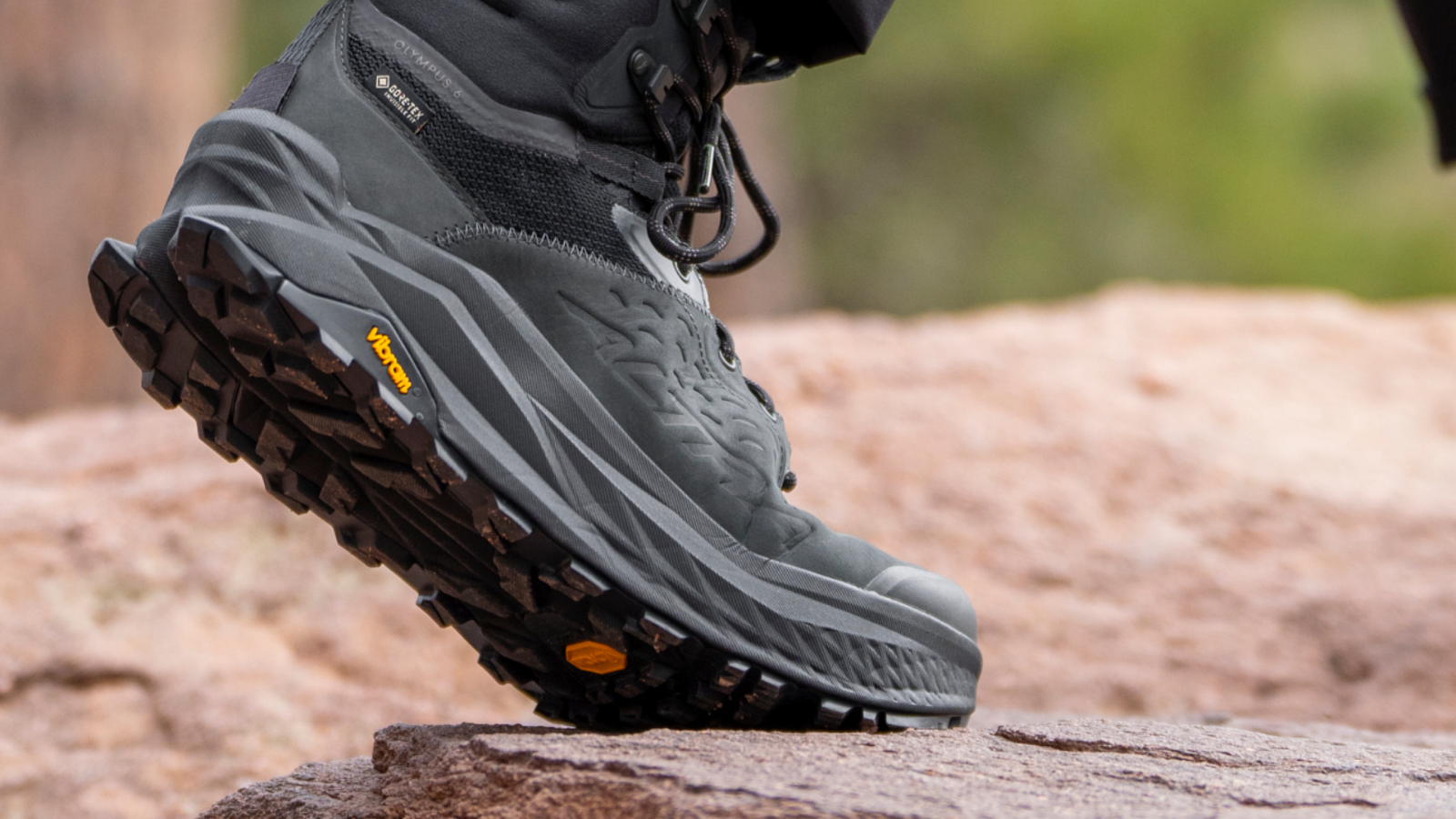 Giày hiking Altra Olympus 6 Hike Mid GTX – Thoải mái, chống nước, bám chắc địa hình Hinh anh 1: Giay Altra Olympus 6 Hike Mid GTX tren nen dia hinh go ghe