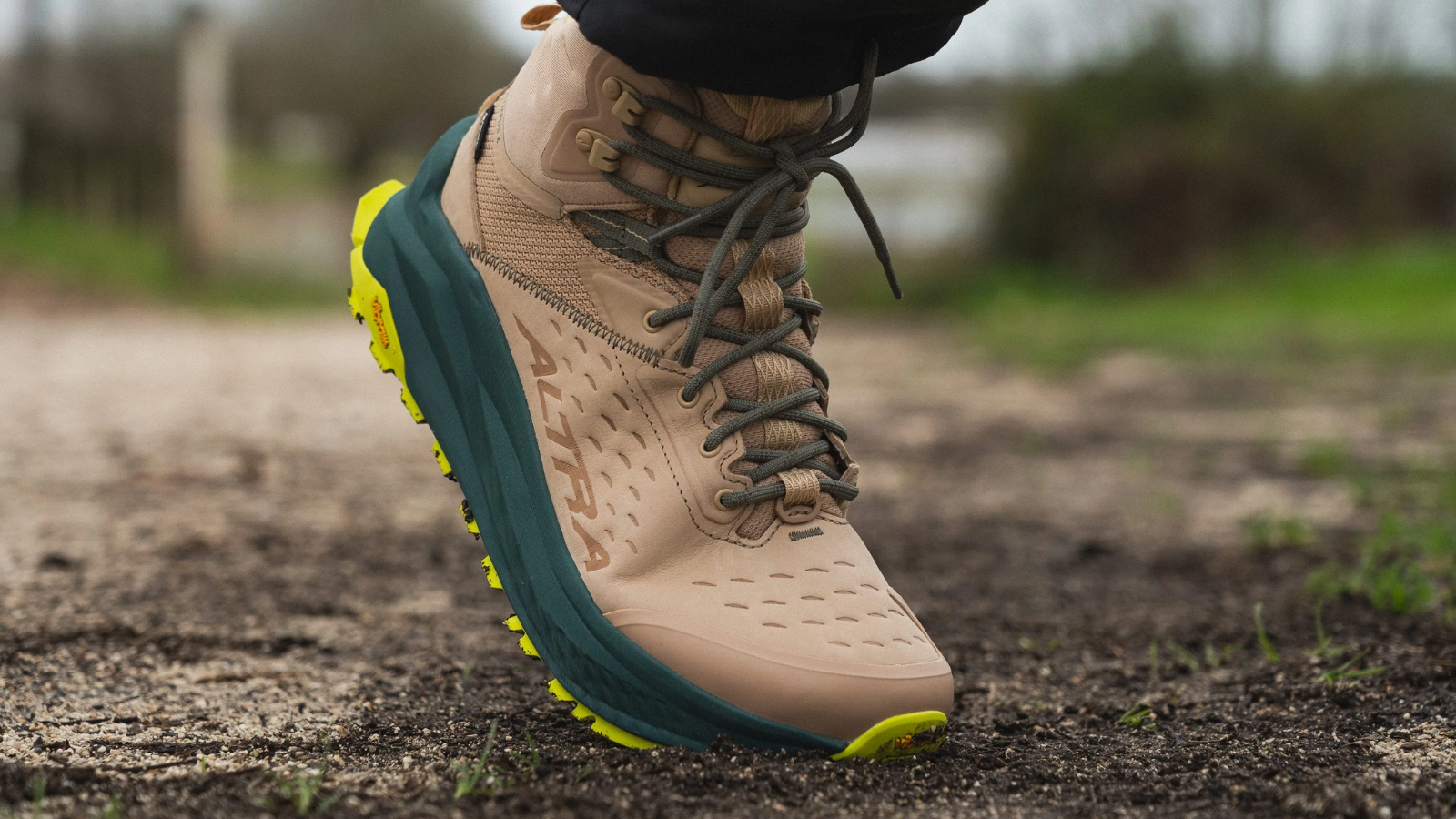 Giày hiking Altra Olympus 6 Hike Mid GTX – Thoải mái, chống nước, bám chắc địa hình Hinh anh 4: Giay Altra Olympus 6 Hike Mid GTX tren nen dia hinh go ghe