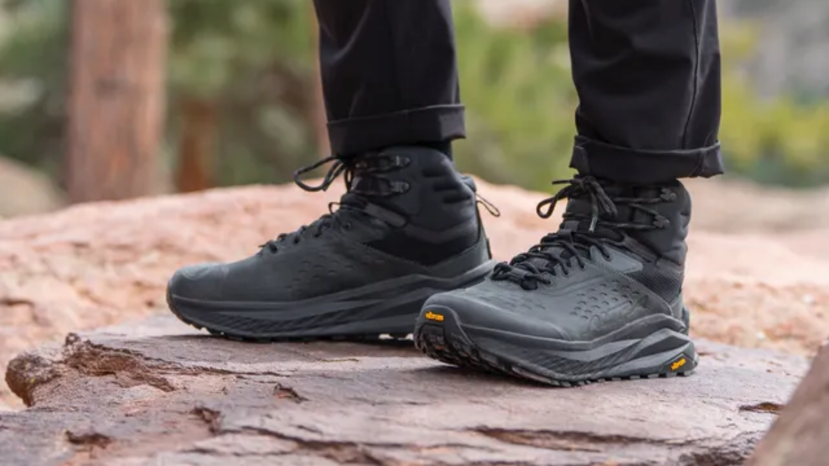 Giay Altra Olympus 6 Hike Mid GTX tren nen dia hinh go ghe