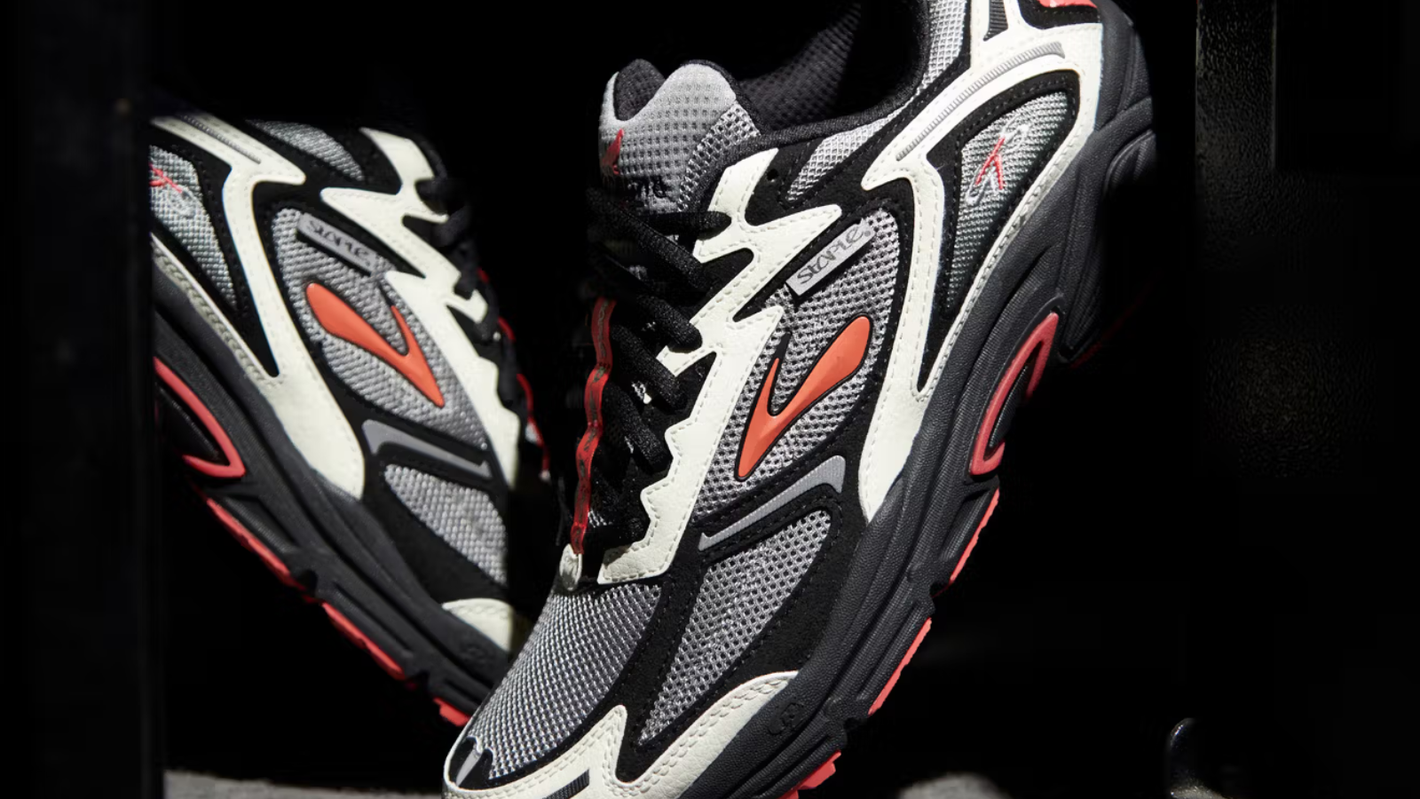 Jeff Staple dẫn dắt Brooks bước vào thế giới sneaker Hinh anh 2: Jeff Staple hop tac cung Brooks de tai sinh giay Adrenaline GTS 4