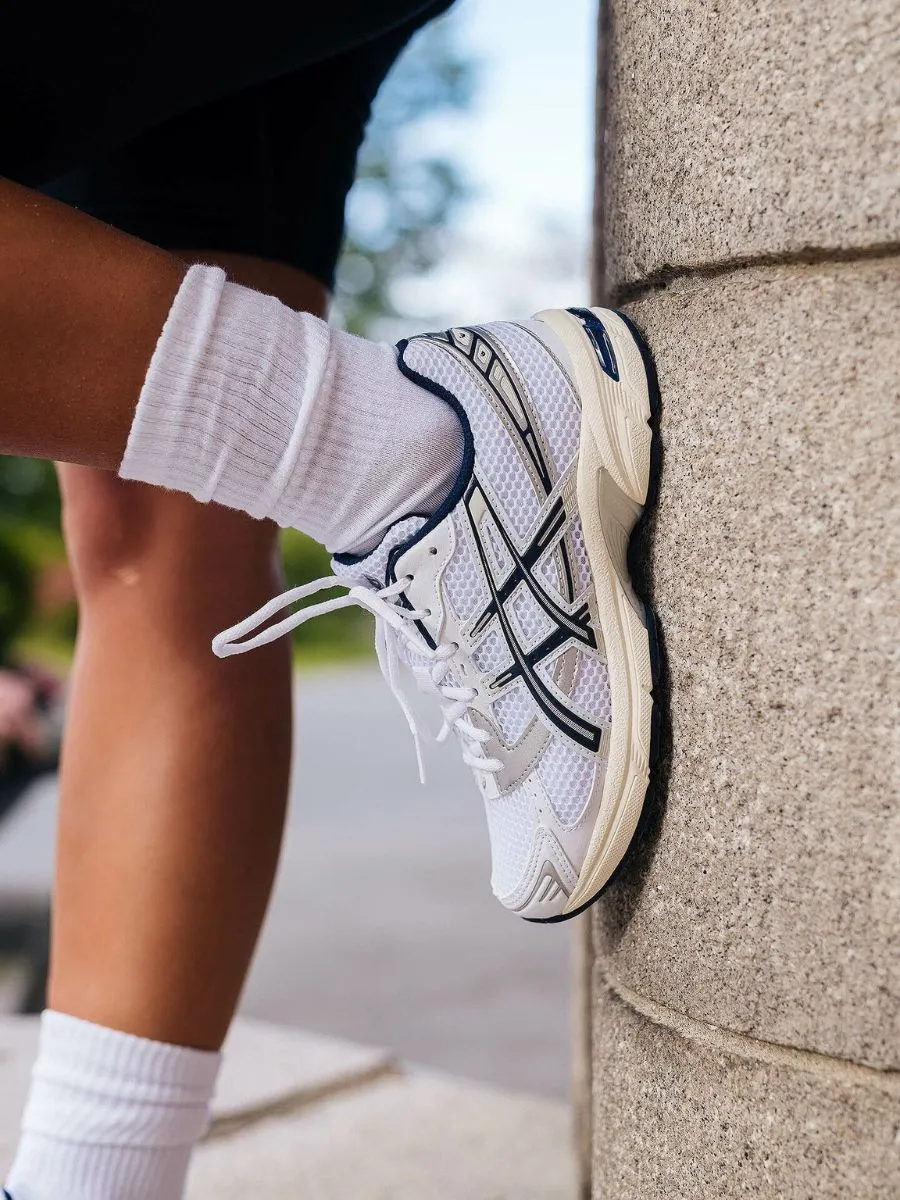 Hinh anh 4: New Balance 740 vs Asics Gel-1130: Dau moi la giay chay Y2K xung dang?