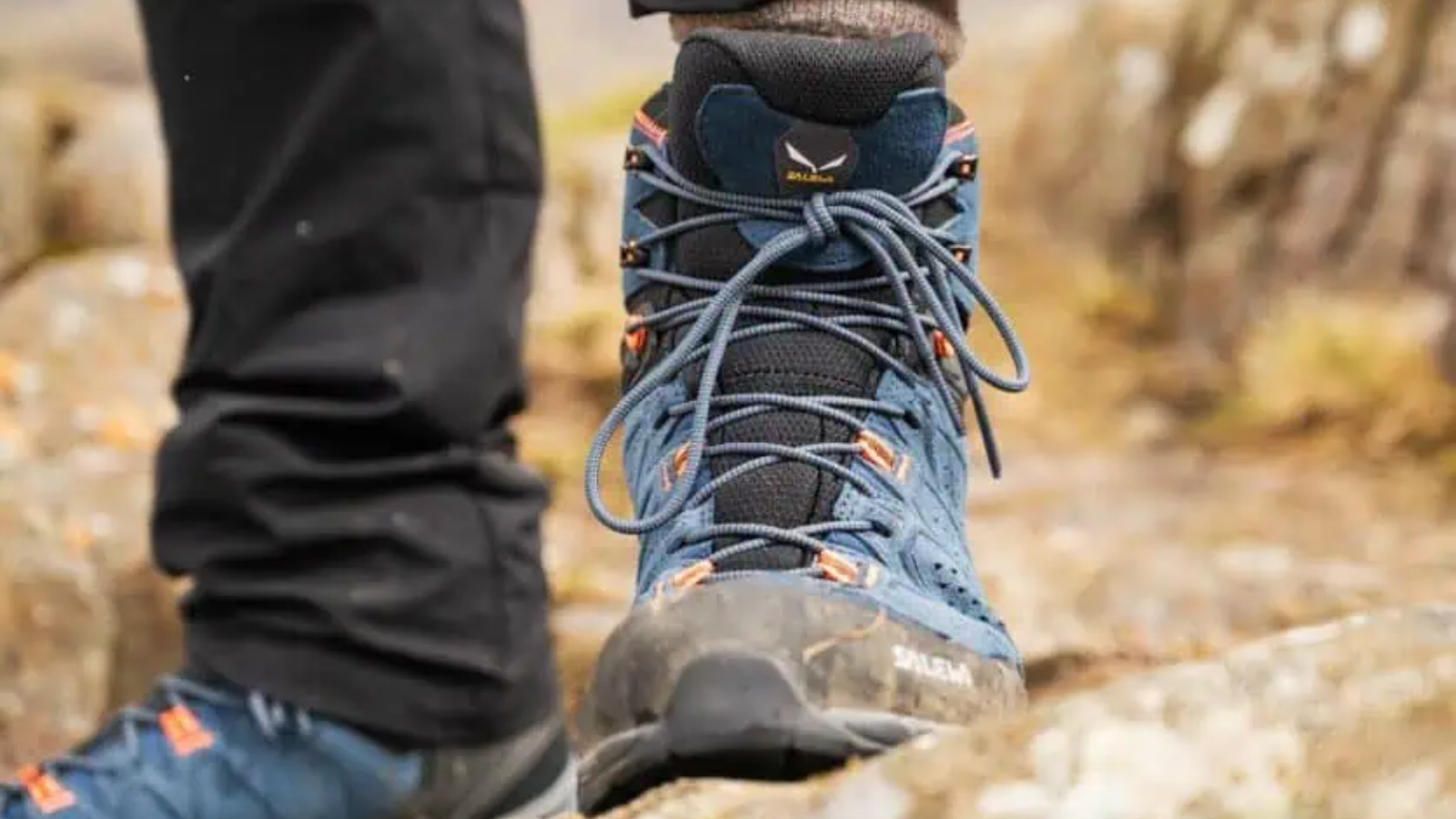 Salewa Alp Trainer 2 Mid GTX: Lựa chọn trekking ổn định, chống nước và bền bỉ Hinh anh 1: Doi giay Salewa Alp Trainer 2 Mid GTX tren dia hinh da voi thiet ke chong nuoc va de Vibram manh me