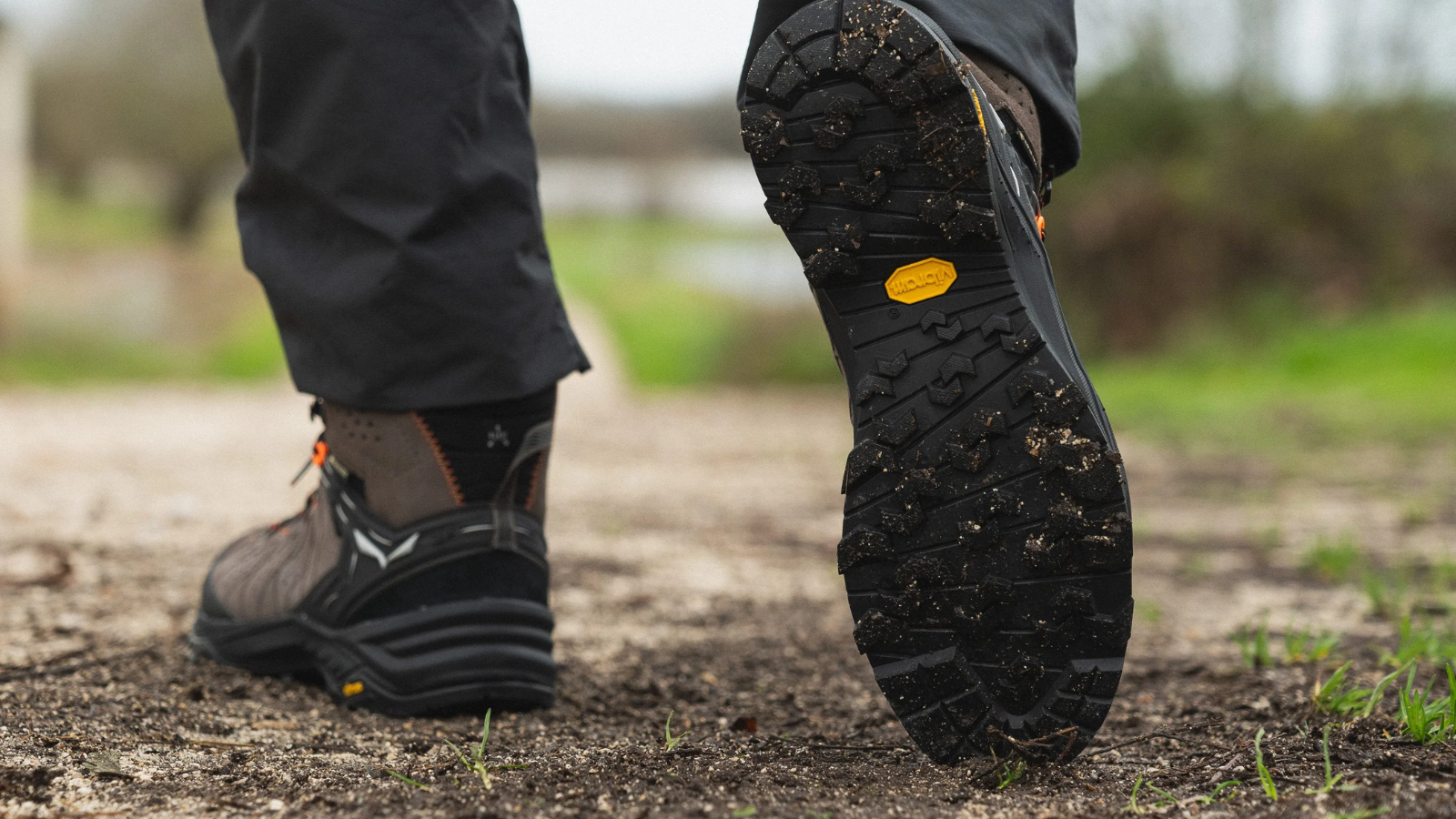 Salewa Alp Trainer 2 Mid GTX: Lựa chọn trekking ổn định, chống nước và bền bỉ Hinh anh 4: Doi giay Salewa Alp Trainer 2 Mid GTX tren dia hinh da voi thiet ke chong nuoc va de Vibram manh me