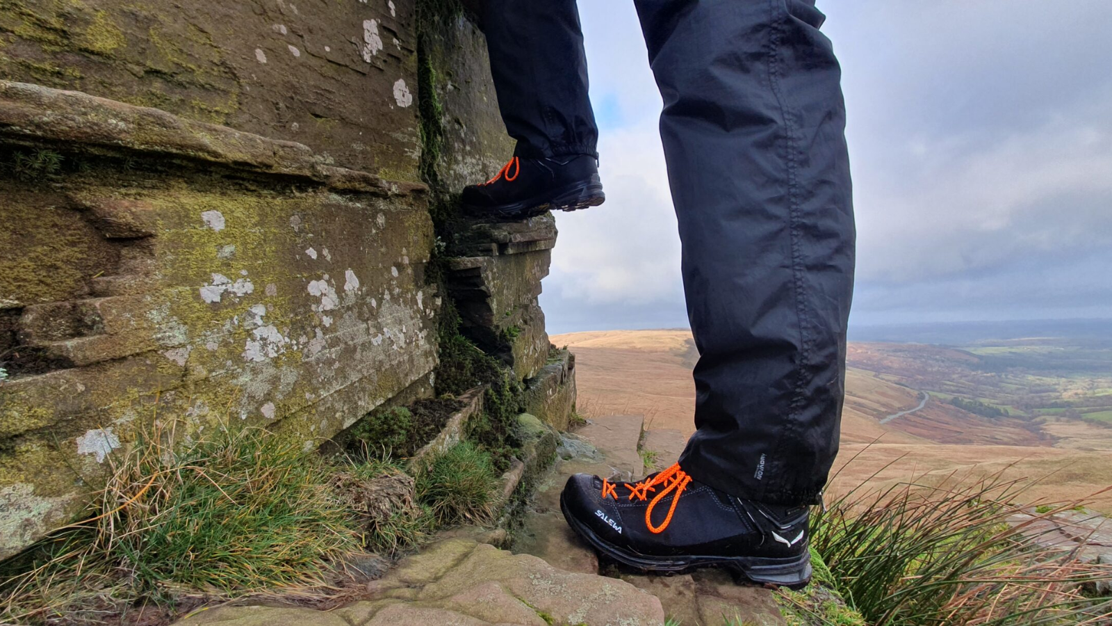 Salewa Mountain Trainer 2 Mid GTX: Sự kết hợp hoàn hảo giữa độ bền và hiệu suất leo núi Hinh anh 1: Giay Salewa Mountain Trainer 2 Mid GTX tren dia hinh nui