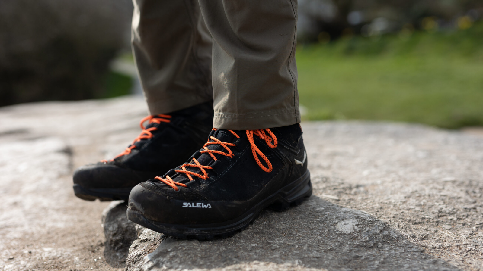 Salewa Mountain Trainer 2 Mid GTX: Sự kết hợp hoàn hảo giữa độ bền và hiệu suất leo núi Hinh anh 2: Giay Salewa Mountain Trainer 2 Mid GTX tren dia hinh nui