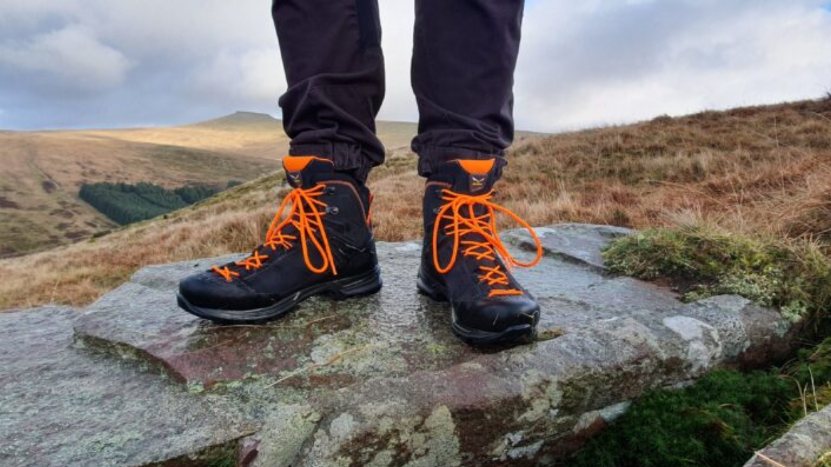 Giay Salewa Mountain Trainer 2 Mid GTX tren dia hinh nui