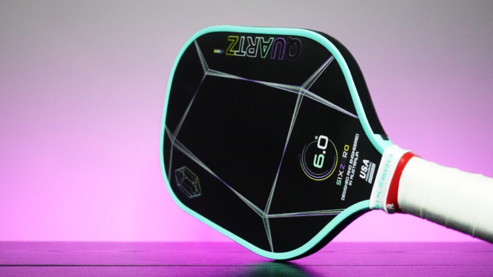 Hinh anh 1: Vot pickleball Six Zero Quartz voi thiet ke soi carbon T700 va loi polypropylene honeycomb.