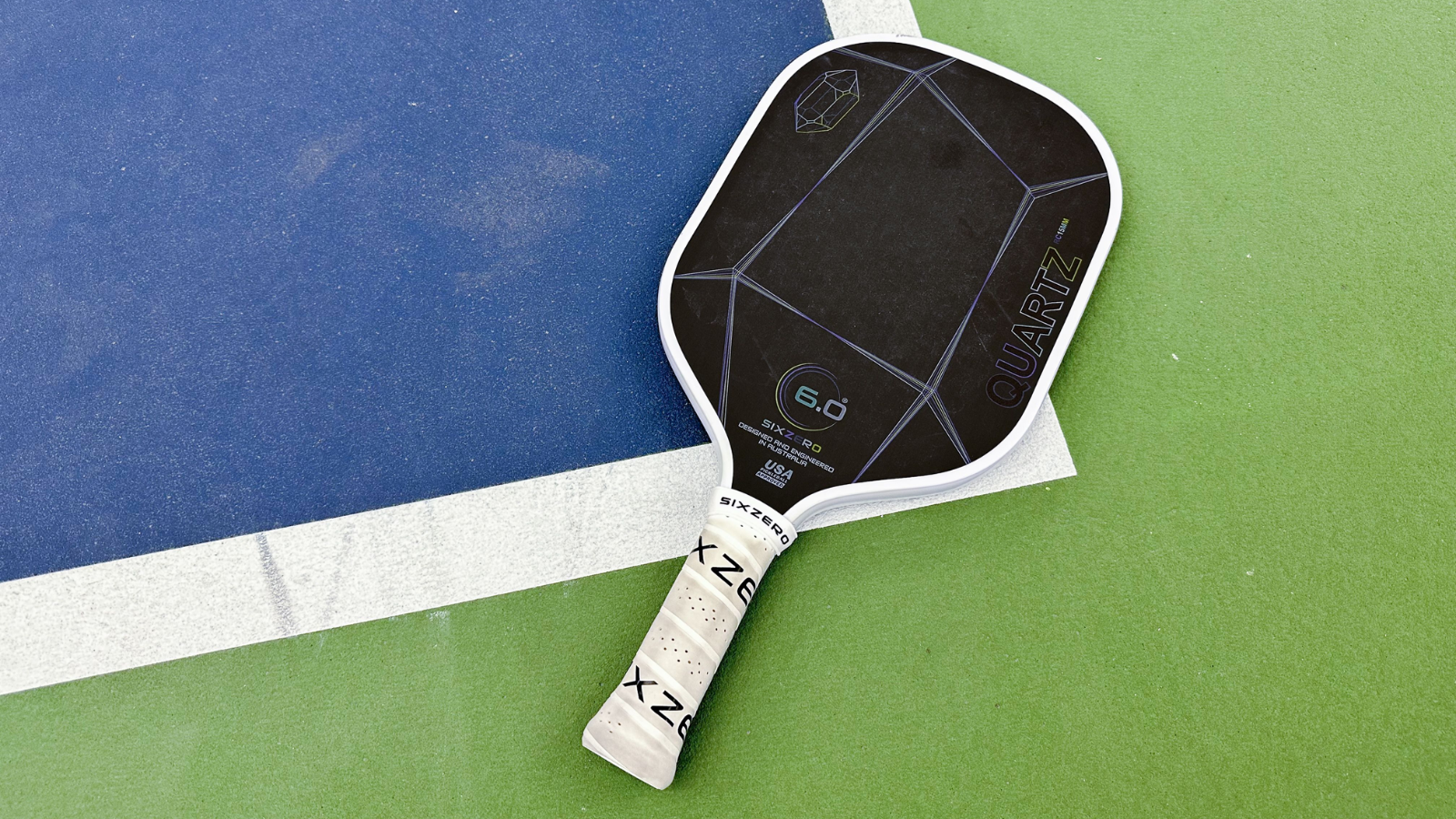 Hinh anh 3: Vot pickleball Six Zero Quartz voi thiet ke soi carbon T700 va loi polypropylene honeycomb.
