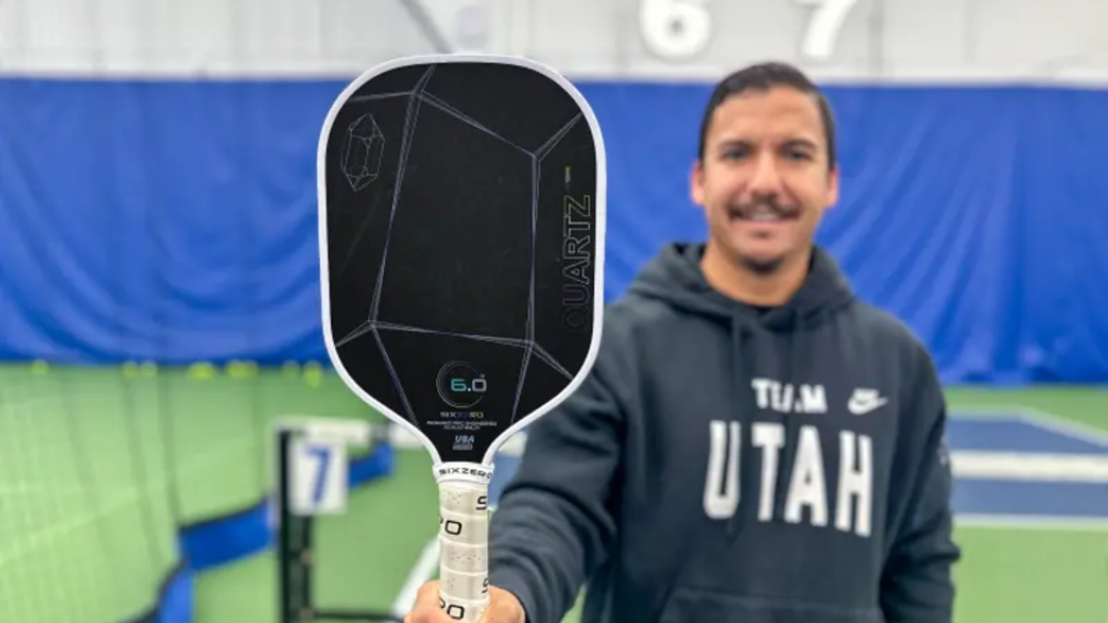 Hinh anh 5: Vot pickleball Six Zero Quartz voi thiet ke soi carbon T700 va loi polypropylene honeycomb.