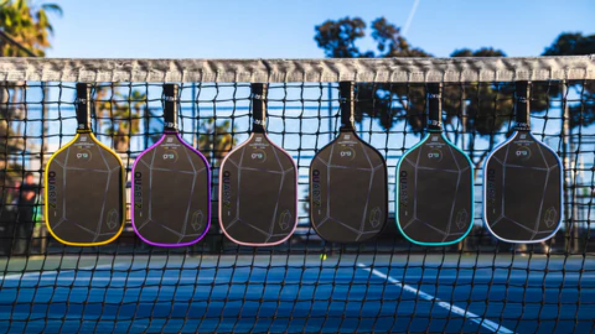 Vot pickleball Six Zero Quartz voi thiet ke soi carbon T700 va loi polypropylene honeycomb.