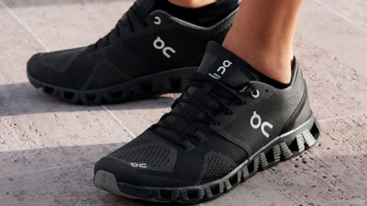 Giay chay bo mau den cho nam tu cac thuong hieu hang dau nam 2025