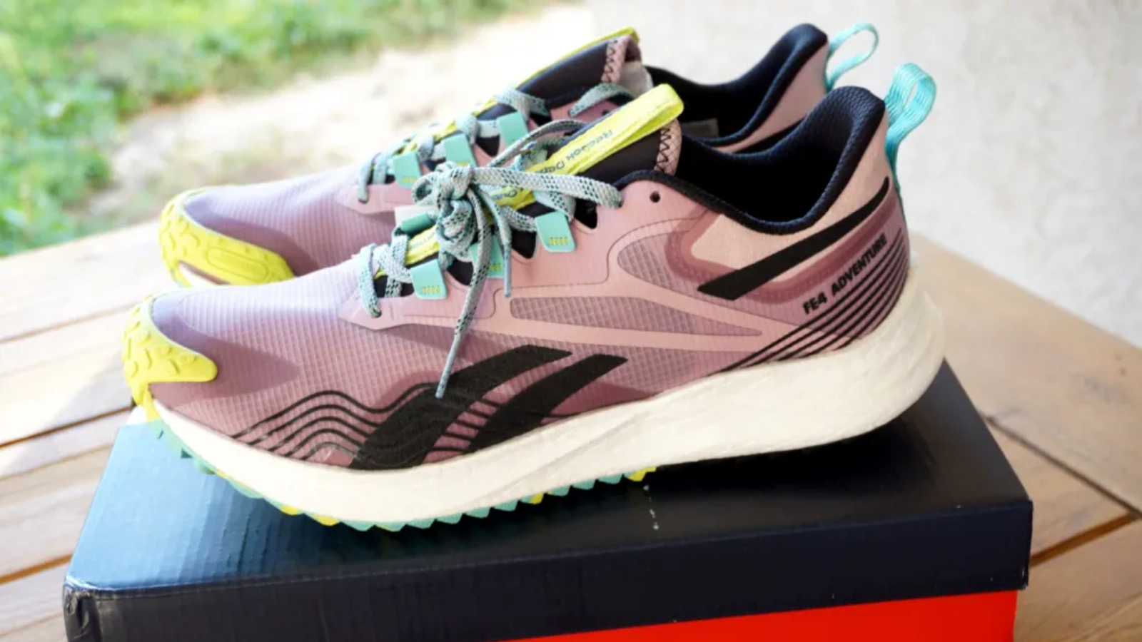 Top 10 đôi giày đi bộ tốt nhất dành cho nữ năm 2025 Hinh anh 1: Hinh anh cac mau giay di bo nu hang dau nam 2025