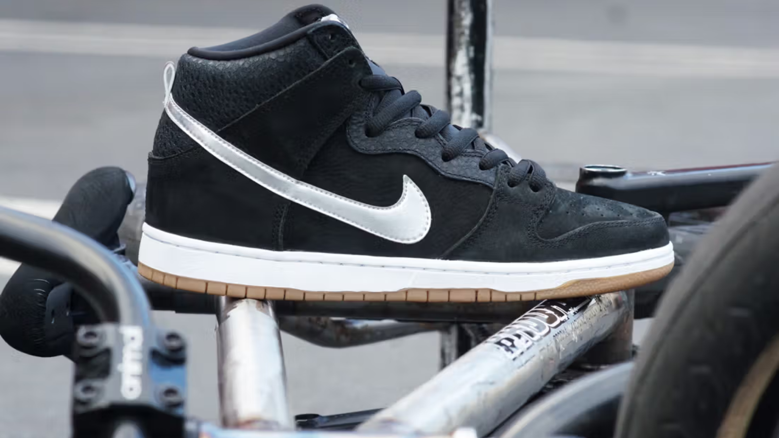 Hinh anh 8: Nigel Sylvester va doi Air Jordan 4 'Brick by Brick' moi ra mat.