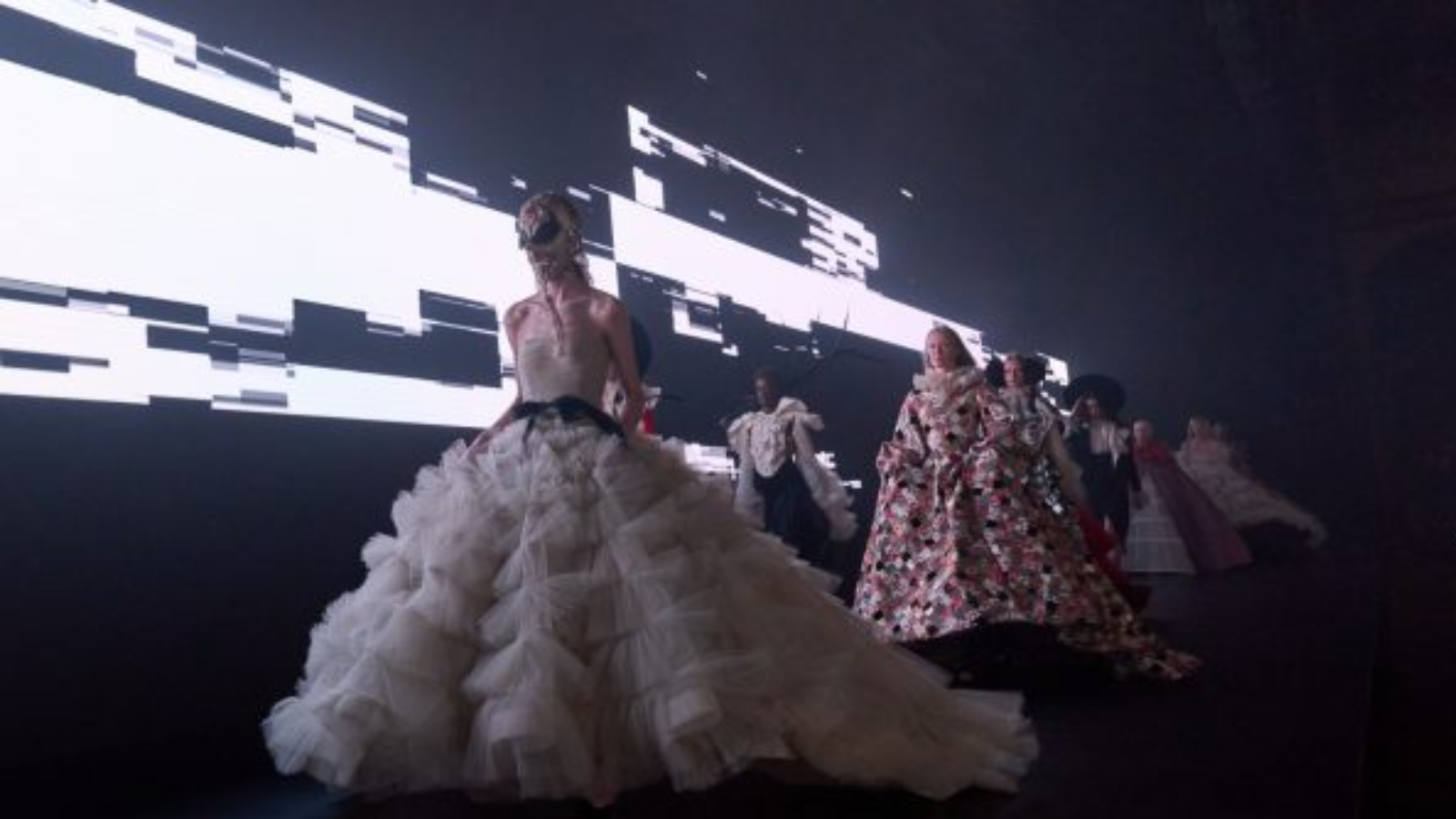 Valentino Haute Couture Xuân Hè 2025: Alessandro Michele và kỷ nguyên đầy mê hoặc Hinh anh 7: Valentino Haute Couture Xuan He 2025 cua Alessandro Michele