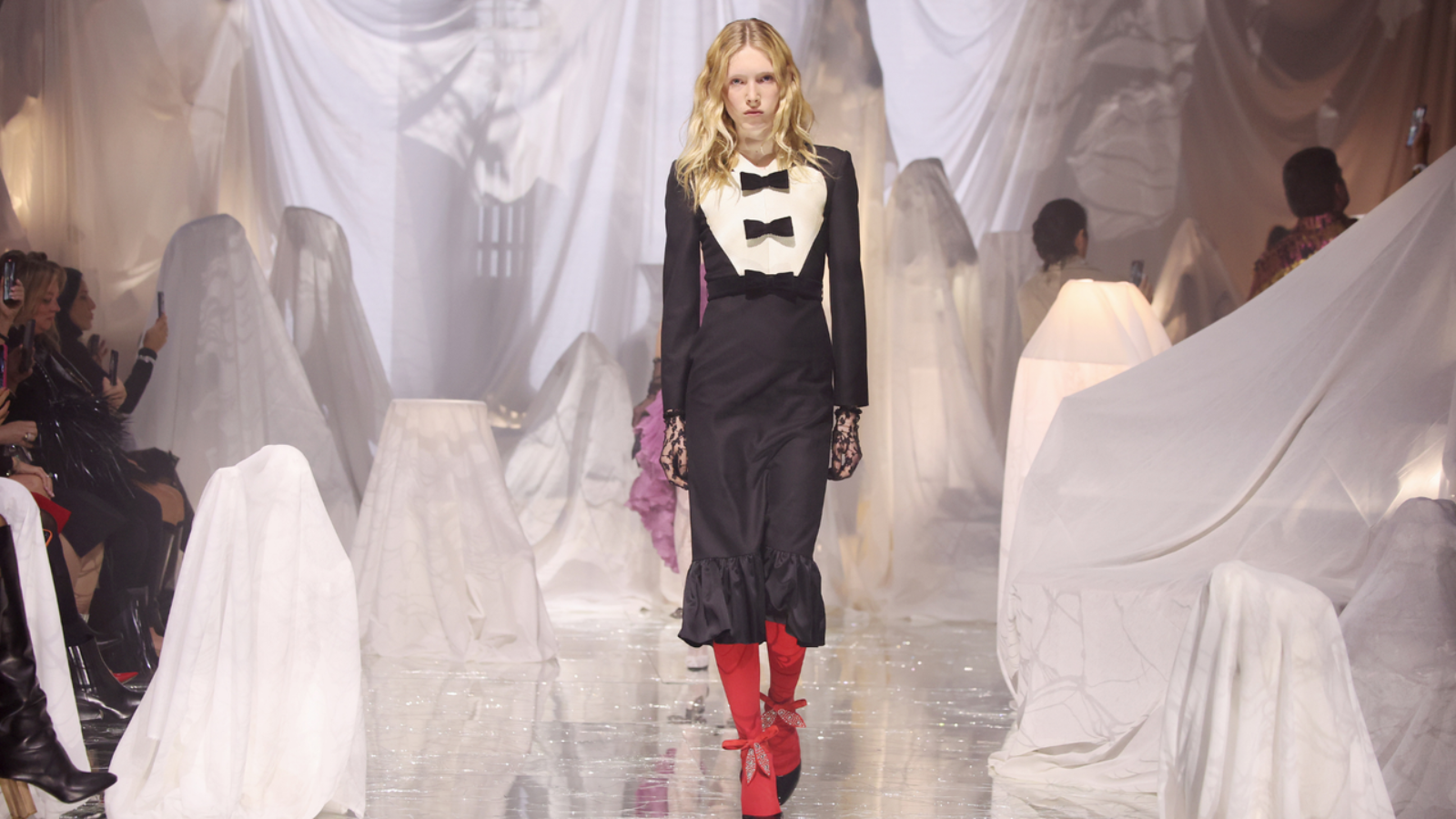 Valentino Haute Couture Xuân Hè 2025: Alessandro Michele và kỷ nguyên đầy mê hoặc Hinh anh 6: Valentino Haute Couture Xuan He 2025 cua Alessandro Michele