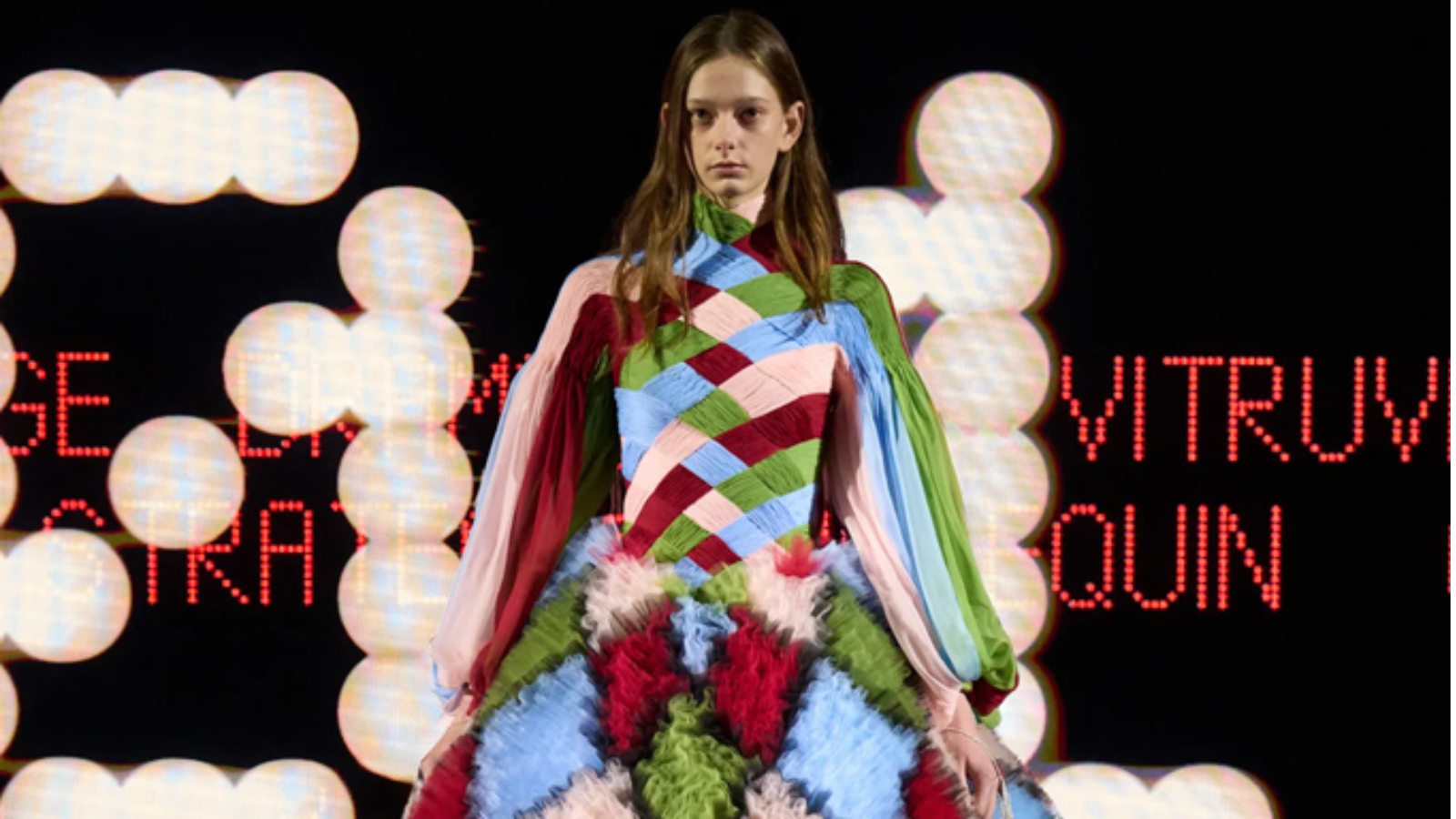 Valentino Haute Couture Xuân Hè 2025: Alessandro Michele và kỷ nguyên đầy mê hoặc Hinh anh 2: Valentino Haute Couture Xuan He 2025 cua Alessandro Michele