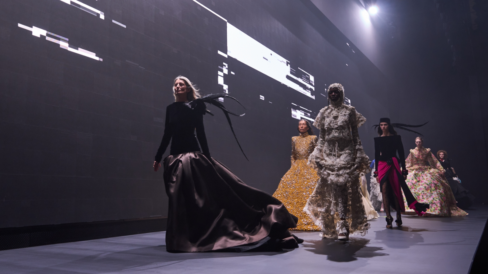 Valentino Haute Couture Xuân Hè 2025: Alessandro Michele và kỷ nguyên đầy mê hoặc Hinh anh 3: Valentino Haute Couture Xuan He 2025 cua Alessandro Michele