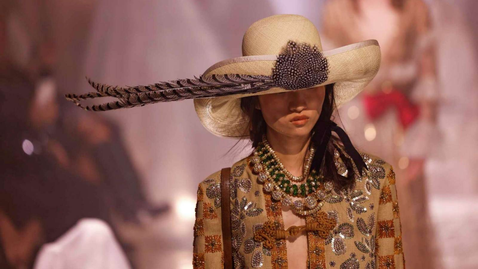 Valentino Haute Couture Xuân Hè 2025: Alessandro Michele và kỷ nguyên đầy mê hoặc Hinh anh 9: Valentino Haute Couture Xuan He 2025 cua Alessandro Michele