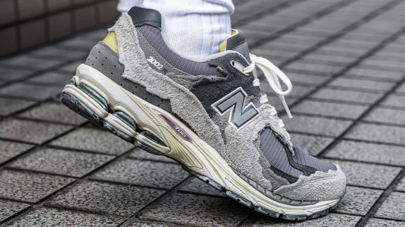 Hinh anh 8: Hinh anh cua mot doi sneaker distressed doc dao voi phong cach tray xuoc, bac mau