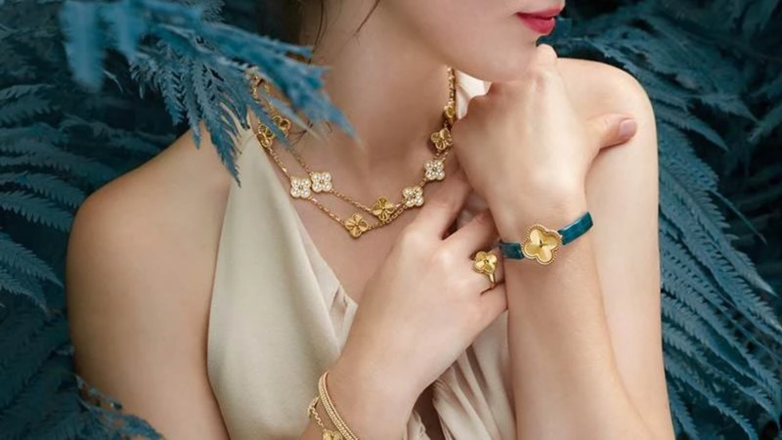 Van Cleef & Arpels Alhambra: Biểu tượng trong thế giới trang sức Hinh anh 1: Trang suc Van Cleef & Arpels Alhambra voi hoa tiet co bon la bieu tuong