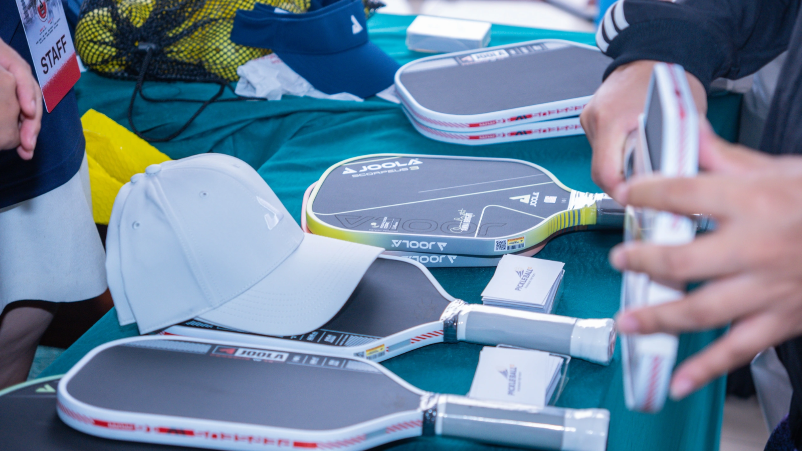 Vợt JOOLA Pickleball: Tất tần tật những gì bạn cần biết Hinh anh 1: Vot JOOLA Pickleball ben canh Ben Johns, tay vot hang dau the gioi