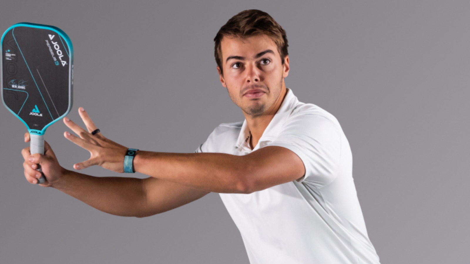 Vợt JOOLA Pickleball: Tất tần tật những gì bạn cần biết Hinh anh 2: Vot JOOLA Pickleball ben canh Ben Johns, tay vot hang dau the gioi