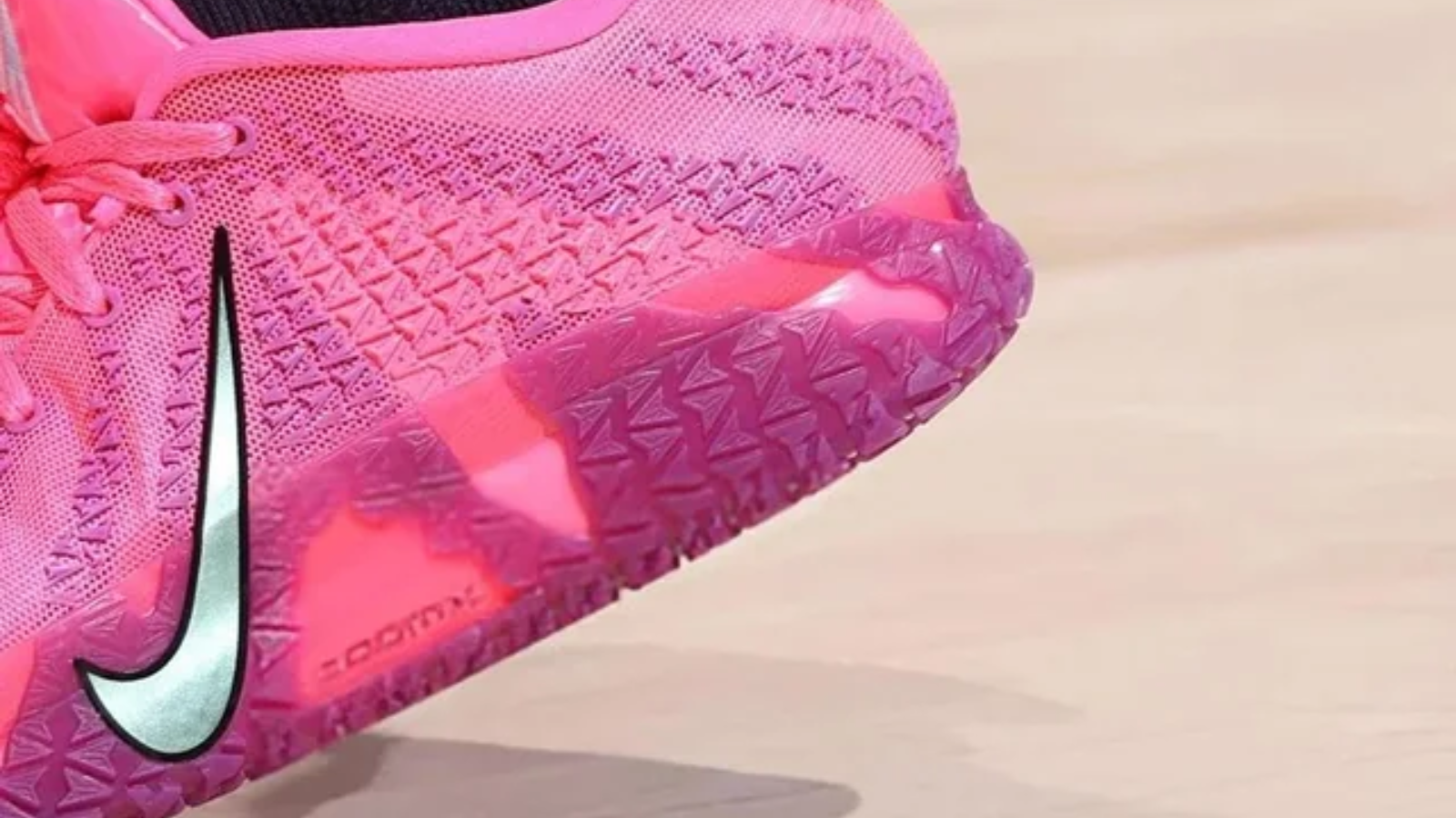 Nike Ja 3 “Max Volume”: Mẫu giày signature mới của Ja Morant Hinh anh 4: Giay Nike Ja 3 “Max Volume” voi thiet ke manh me va logo Swoosh dao nguoc