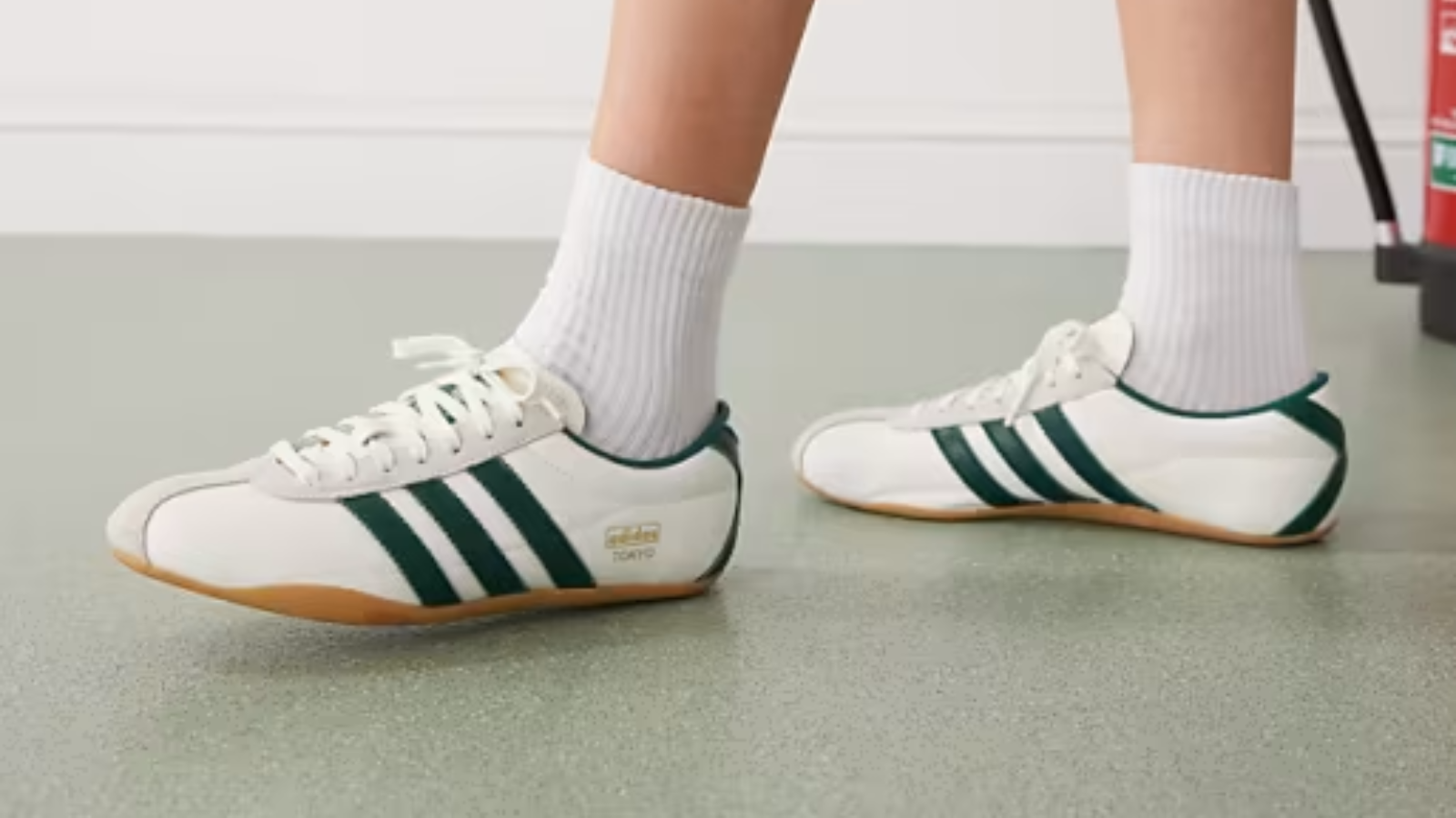Adidas Tokyo: Biểu tượng tối giản trong thế giới Sneaker Hinh anh 3: Adidas Tokyo - doi giay sneaker toi gian co dien voi thiet ke nguyen ban va mau sac tinh te