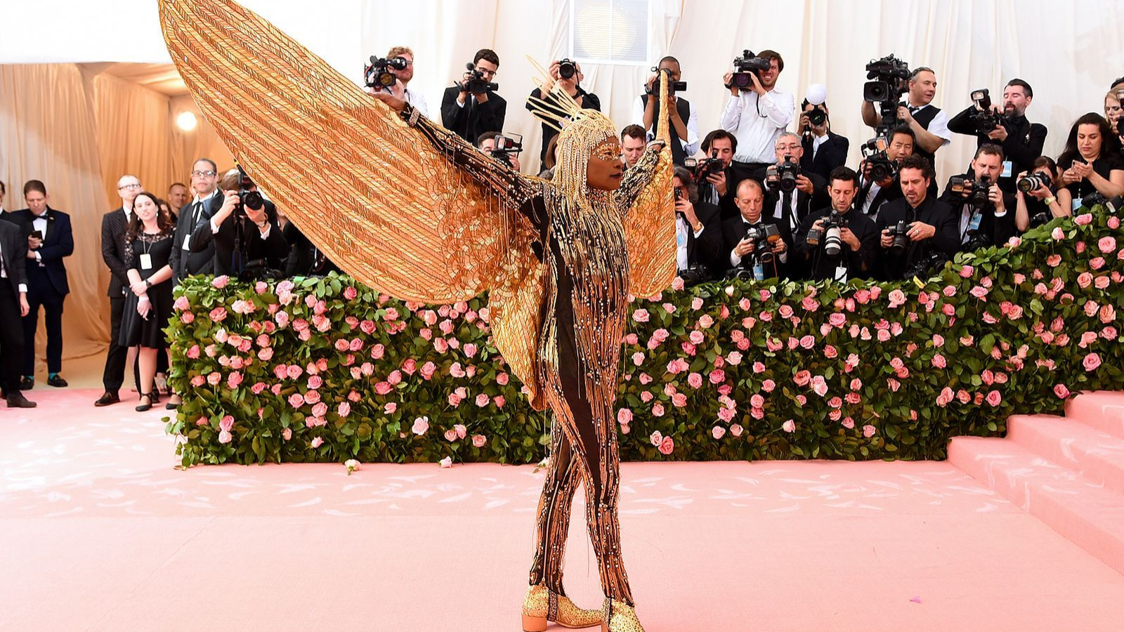 Hinh anh 1: Met Gala 2025 ton vinh nha thiet ke da mau tren tham do