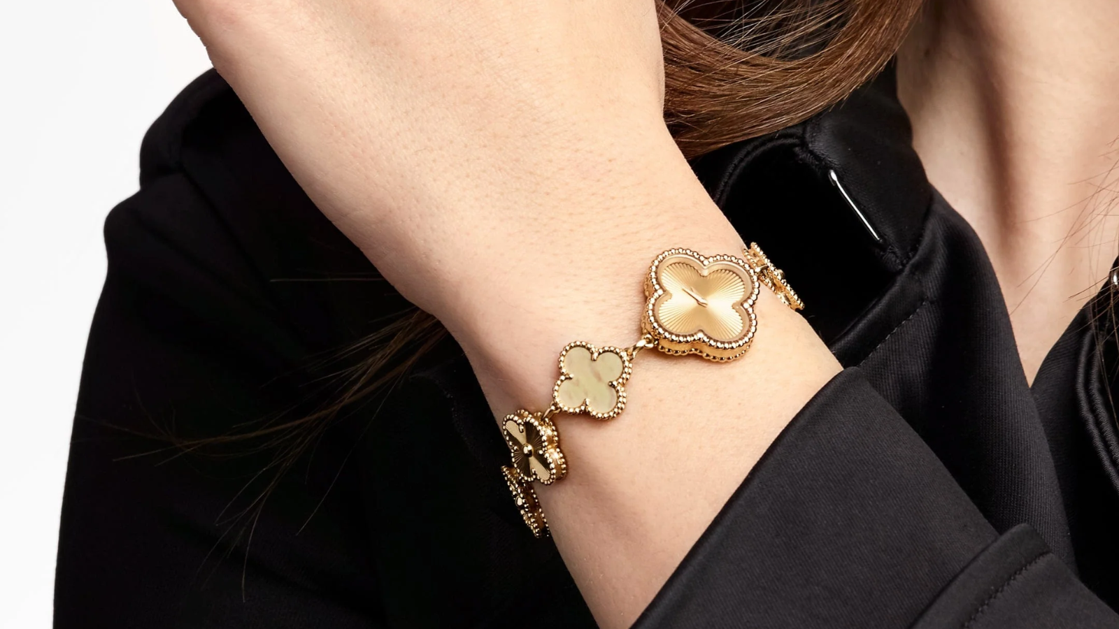 Van Cleef & Arpels Alhambra: Biểu tượng trong thế giới trang sức Hinh anh 6: Trang suc Van Cleef & Arpels Alhambra voi hoa tiet co bon la bieu tuong