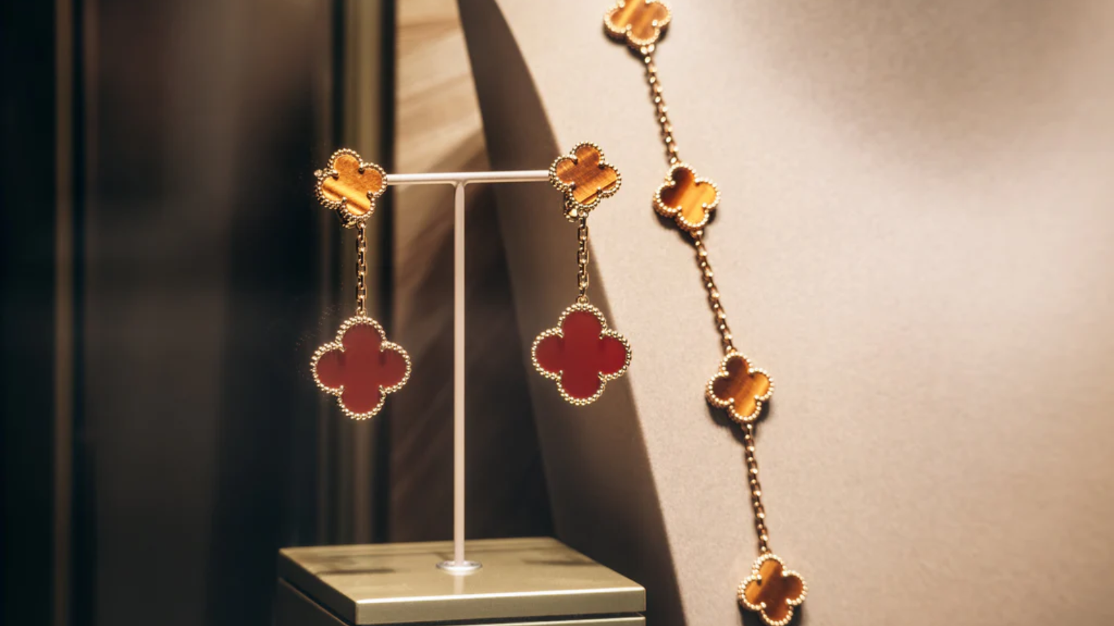 Van Cleef & Arpels Alhambra: Biểu tượng trong thế giới trang sức Hinh anh 5: Trang suc Van Cleef & Arpels Alhambra voi hoa tiet co bon la bieu tuong