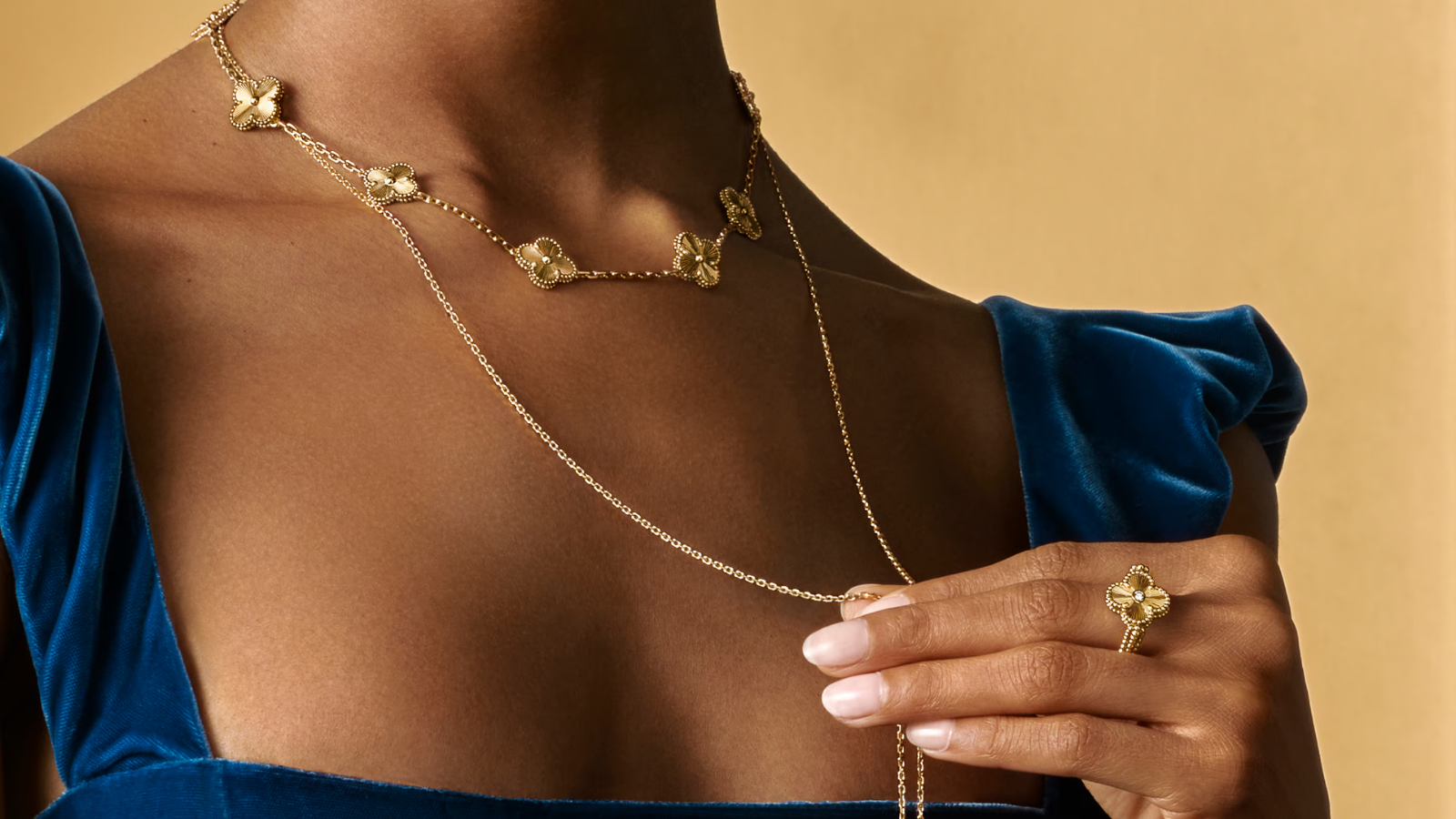 Van Cleef & Arpels Alhambra: Biểu tượng trong thế giới trang sức Hinh anh 7: Trang suc Van Cleef & Arpels Alhambra voi hoa tiet co bon la bieu tuong