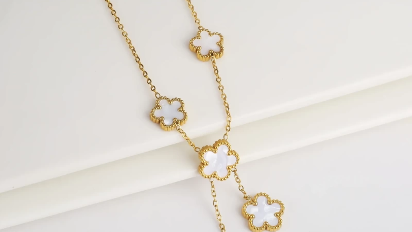 Van Cleef & Arpels Alhambra: Biểu tượng trong thế giới trang sức Hinh anh 8: Trang suc Van Cleef & Arpels Alhambra voi hoa tiet co bon la bieu tuong