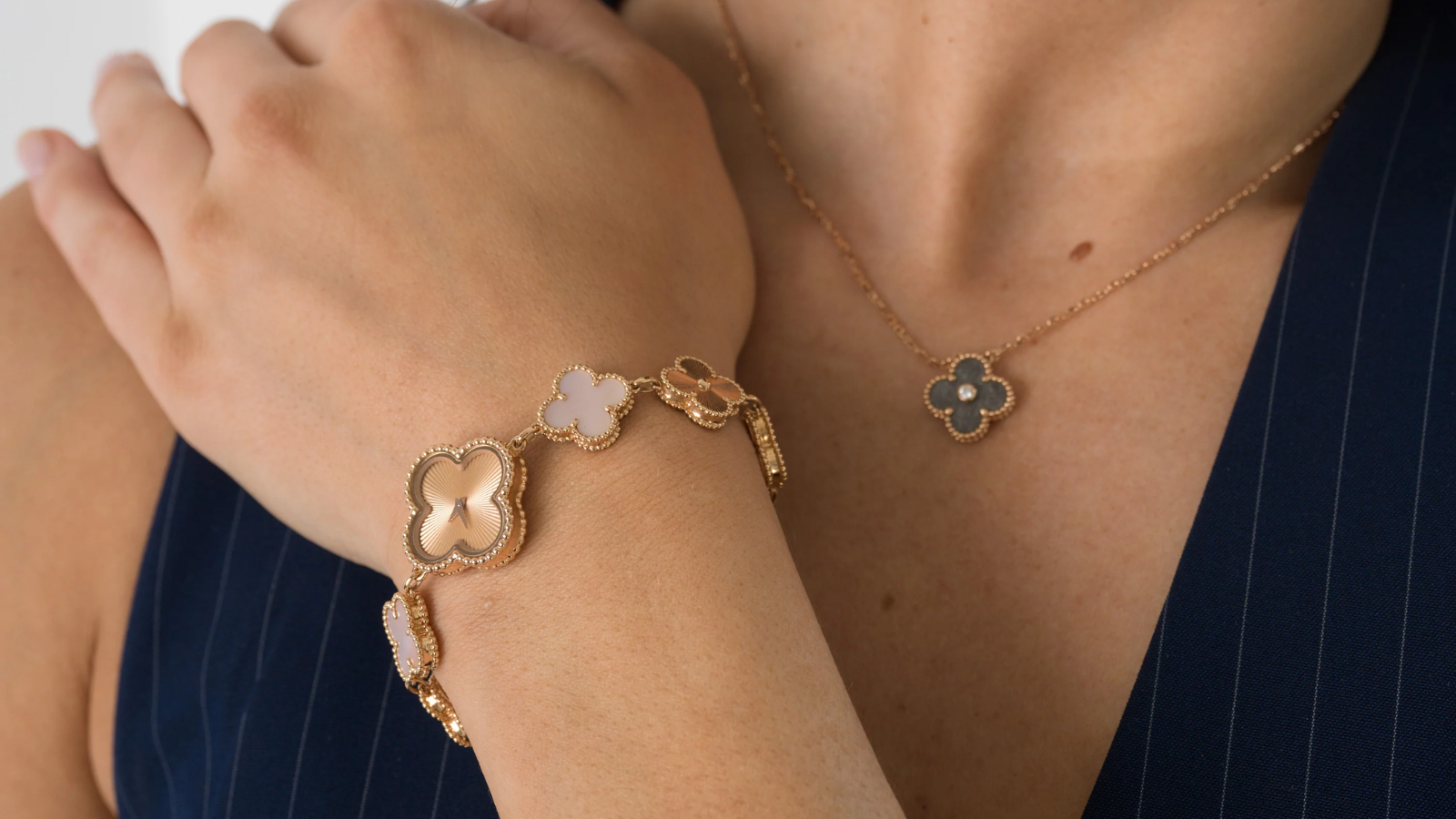 Van Cleef & Arpels Alhambra: Biểu tượng trong thế giới trang sức Hinh anh 9: Trang suc Van Cleef & Arpels Alhambra voi hoa tiet co bon la bieu tuong