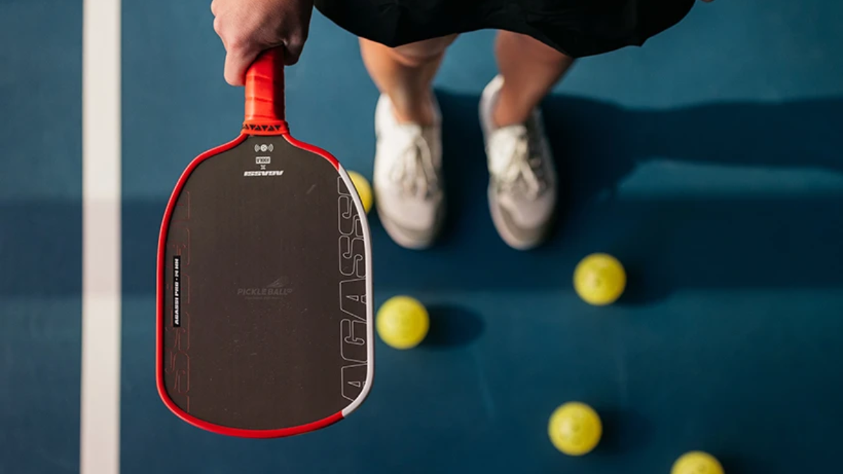 Hinh anh 4: Hinh anh vot pickleball Pro IV va Agassi Pro cua JOOLA, noi bat voi thiet ke hien dai va cong nghe tien tien.